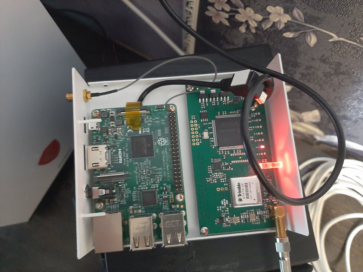 Raspberry pi слева, приёмник ADS-B справа.