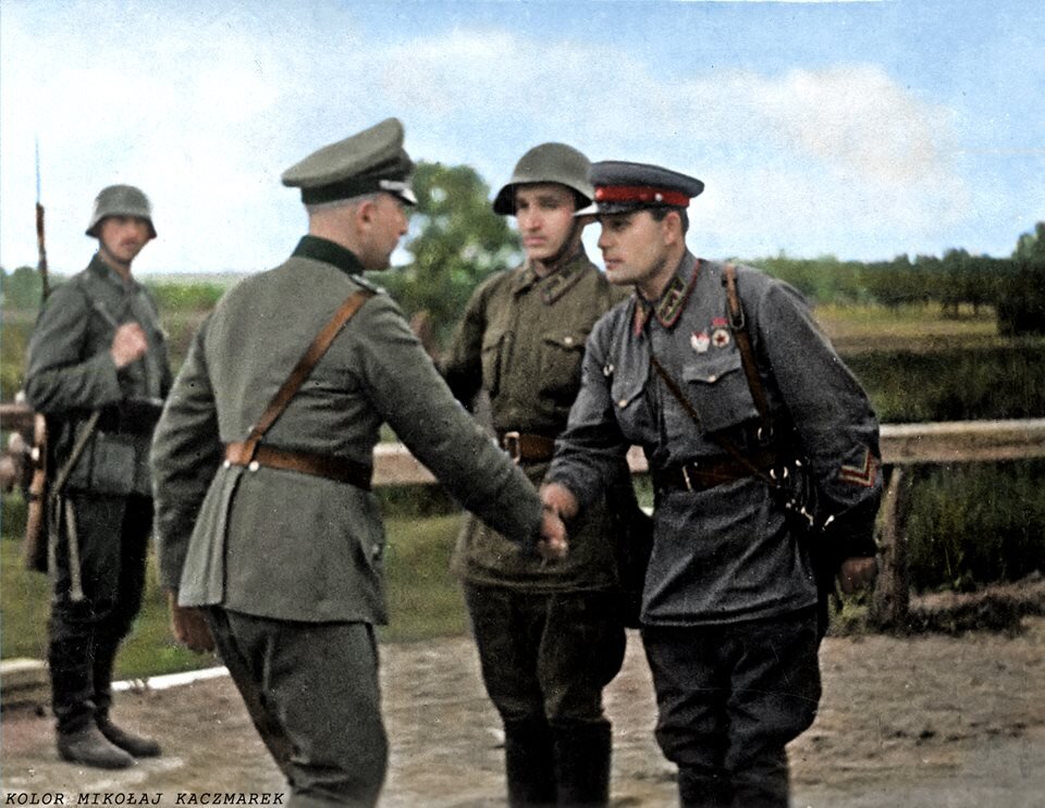 Советские и немецкие военнослужащие пожимают руки во время демаркации границ на только что разделённой территории Польши.