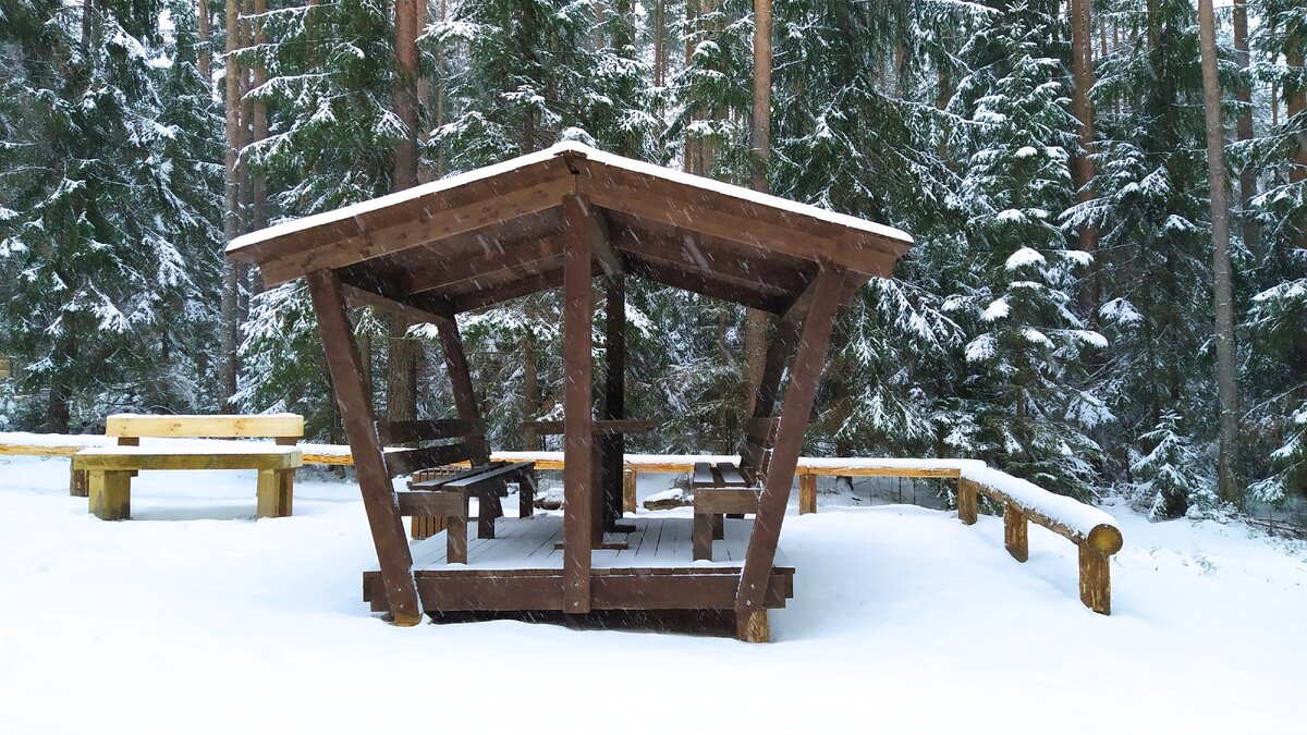 Одна из беседок.