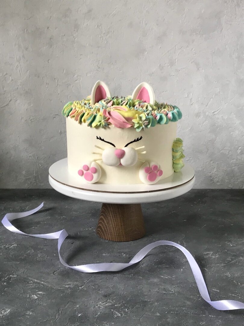 я например заказывала подобный тортик у https://vk.com/mrs.macaron