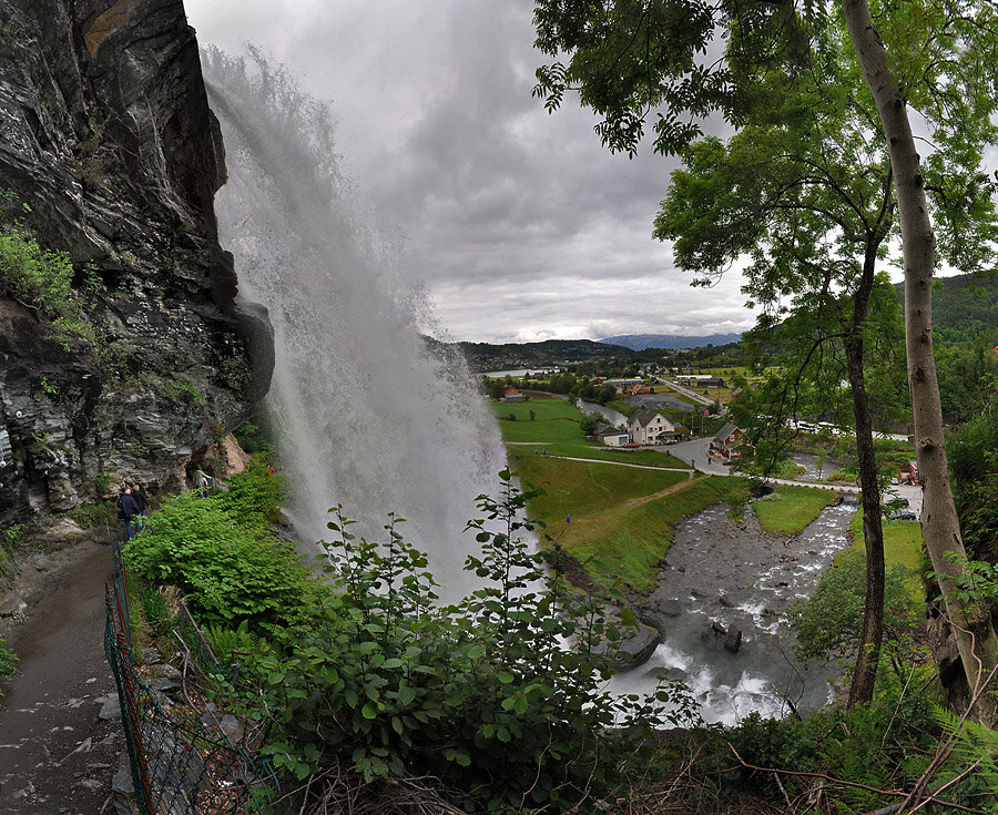 Водопад Steinsdalsfossen - тропа под водопадом