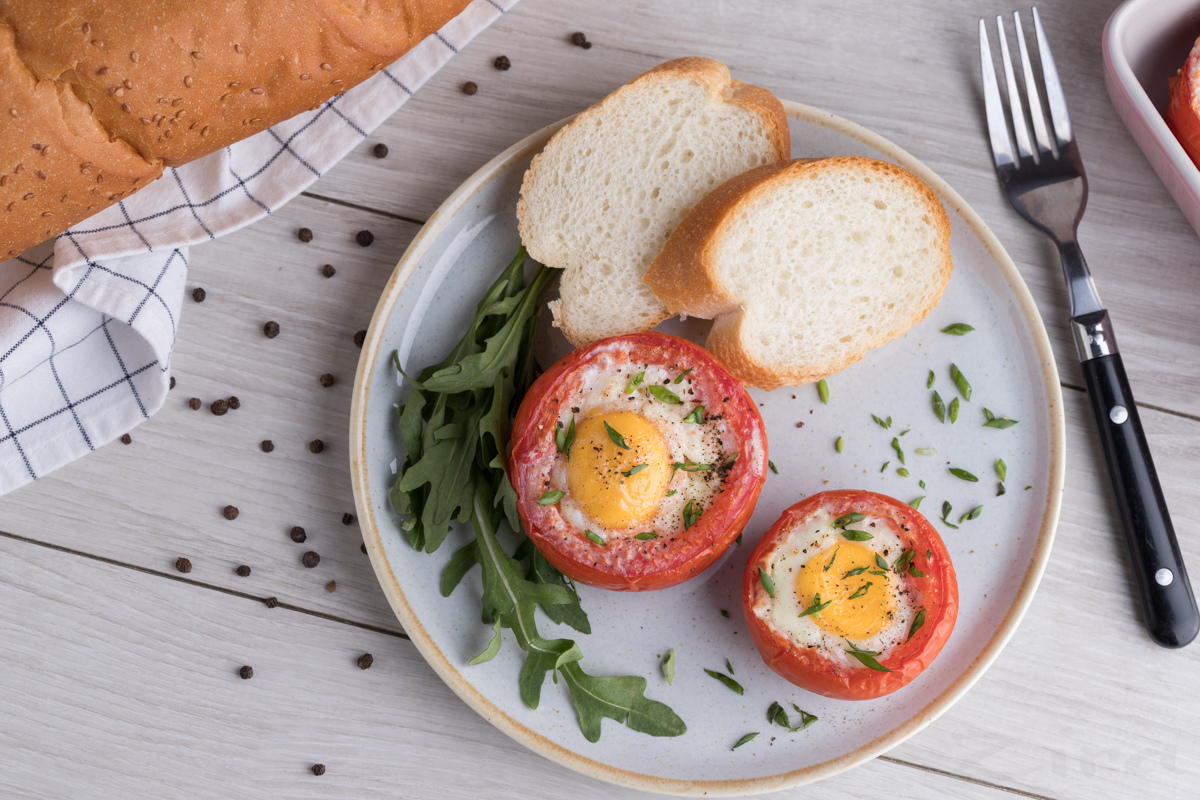 Яйца запеченные с помидорами и сыром. Яичница с помидорами. Завтрак помидоры с яйцом. Запеченные помидоры с яйцом. Яичница для завтрака.