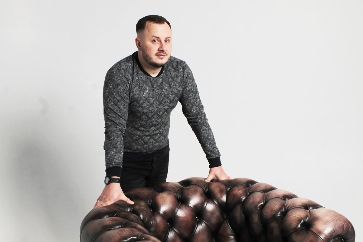 Я возле чужого кресла)