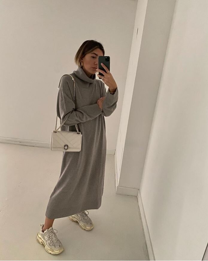 Для повседневного образа лучше всего подобрать кеды или кроссовки к платью. Источник: Getty Images