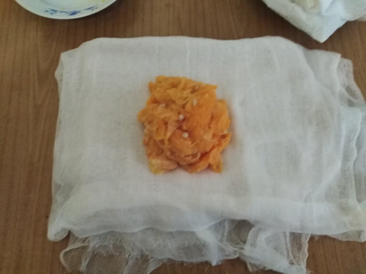 Жмых заворачиваем в марлю