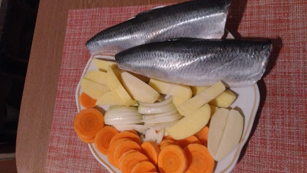 Продукты, необходимые для приготовления супа и их нарезка.