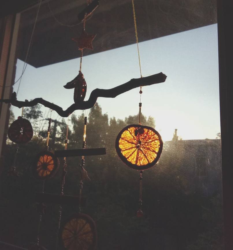 Даже долька апельсина кажется красивей, когда сияет изнутри :)