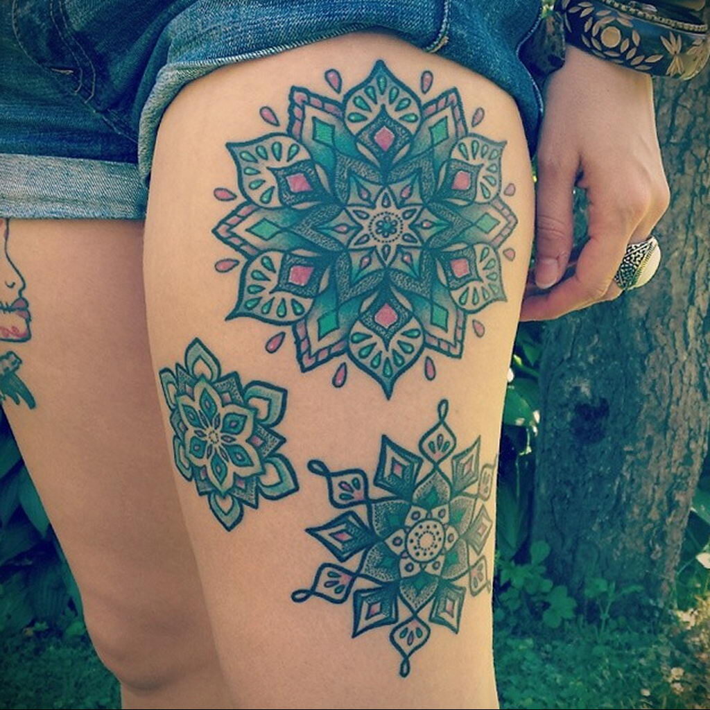 Тату на бедре. Татуировка на бедре что означает. Тату на бедре. Тату на бедре. Красивые тату для девушек.