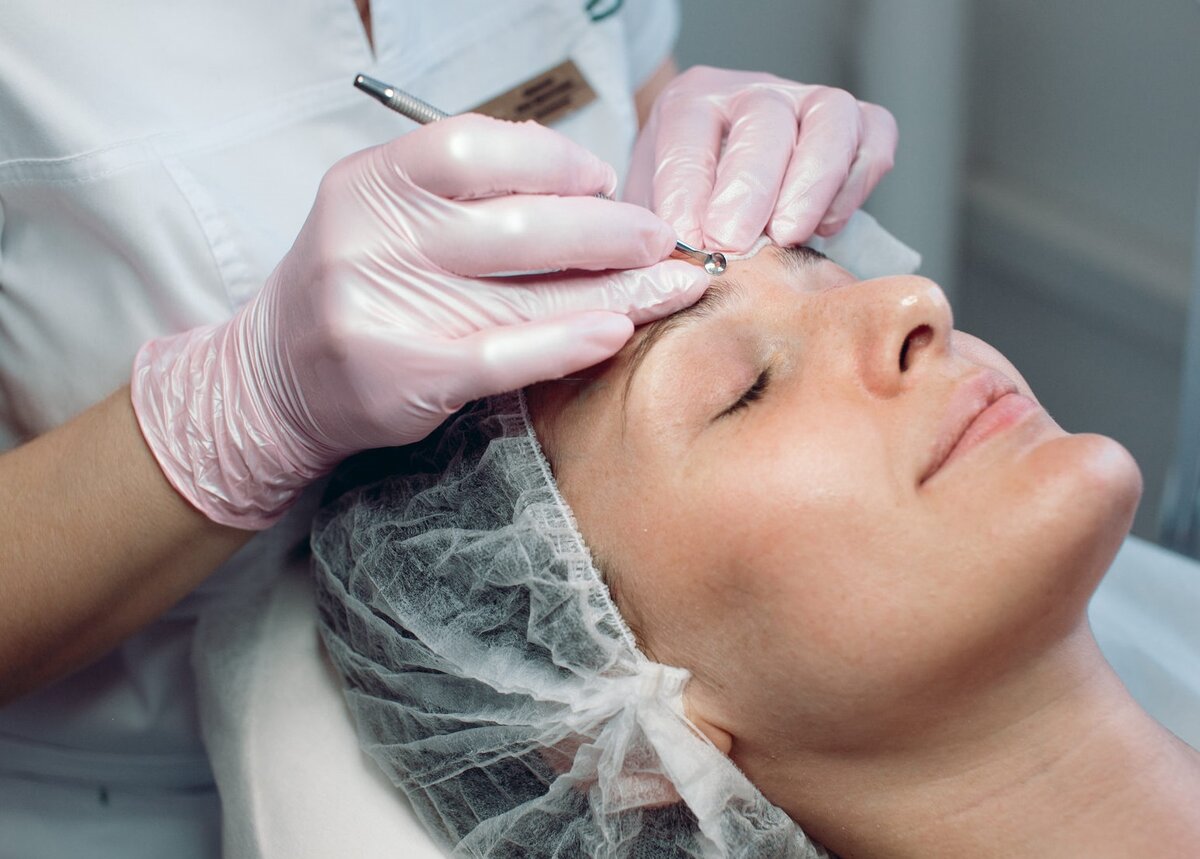 На фото механическая чистка лица.