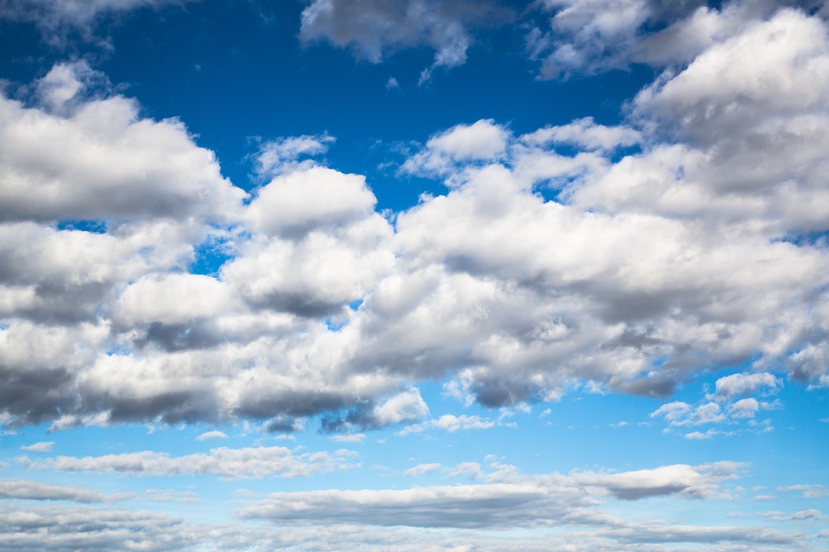 Источник картинки https://get.pxhere.com/photo/sea-horizon-cloud-sky-white-sunlight-atmosphere-daytime-cumulus-blue-cloudscape-cloud-cover-background-grassland-clouds-form-cumulus-clouds-meteorological-phenomenon-675535.jpg