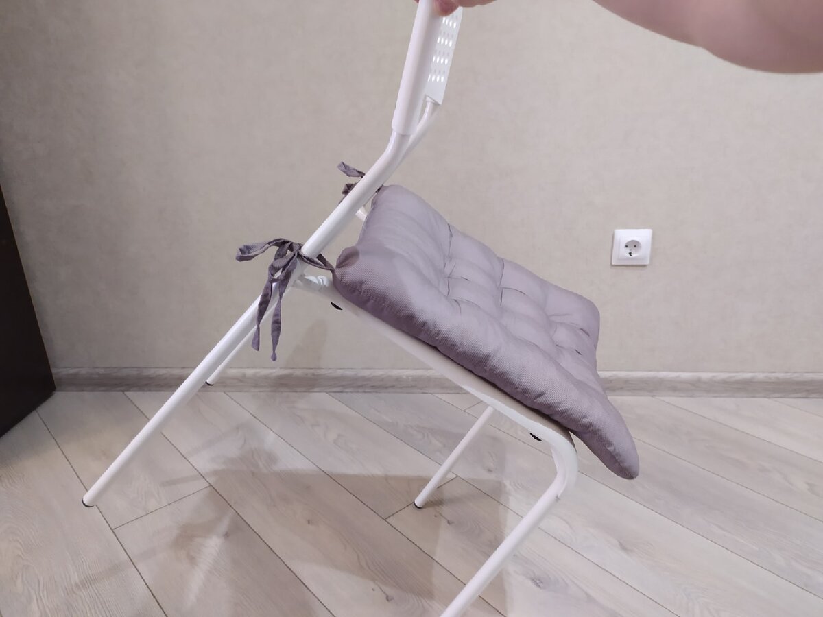 Стул отодвинутый от себя.