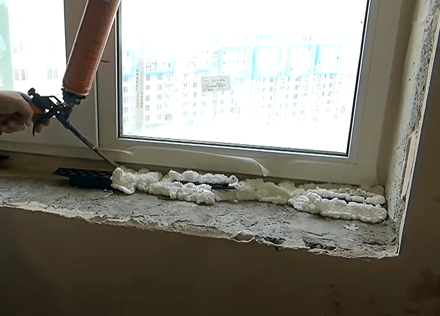 Наносим монтажную пену