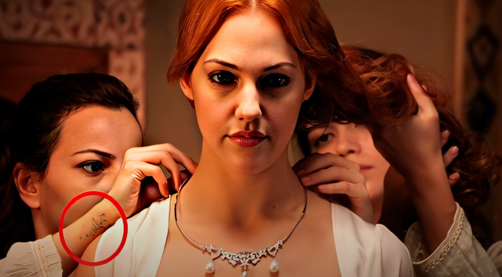 В один из эпизодов, когда Хюррем собиралась на свидание к султану, в кадре можно заметить татуировку на руке Марии — подруги и по совместительству служанки рыжеволосой фаворитки султана. Гримеры попросту забыли замаскировать нательную живопись актрисы, и в результате она попала в кадр, бросившись в глаза зрителю. Конечно, во времена Османской империи такого быть попросту не могло.