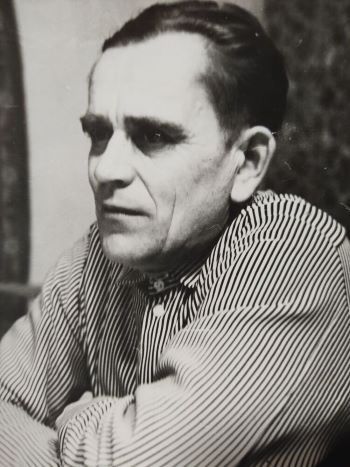 Фото из семейного альбома автора. Отец рассказывает о войне. 1965 год.