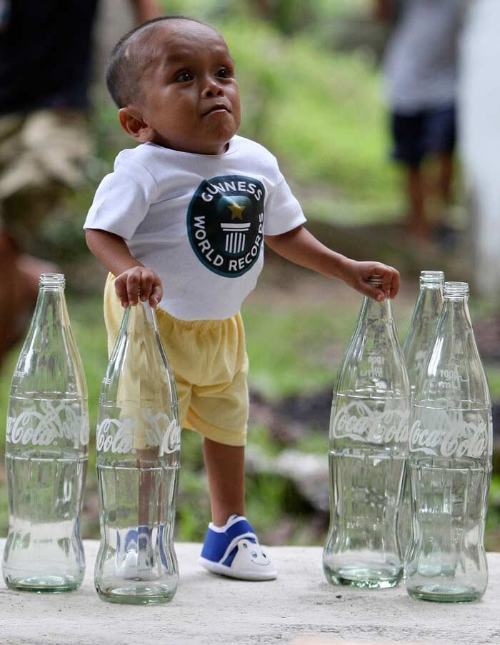 Джунри Балуинг родился на Филиппинах. У него есть еще 3 братьев и сестер, но все они нормального роста. После рождения Джунри рос несколько месяцев, но потом резко остановился. Сначала врачи предположили, что это временная проблема. Однако с течением времени выше он не стал. Это самый маленький человек из живущих ныне людей.