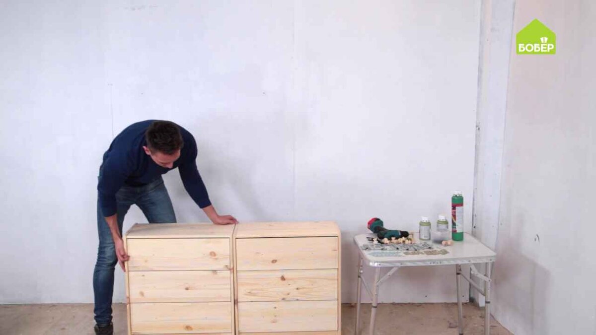 Поставьте два комода рядом так, чтобы они выглядели как единое целое. Крепить их между собой вовсе не обязательно.