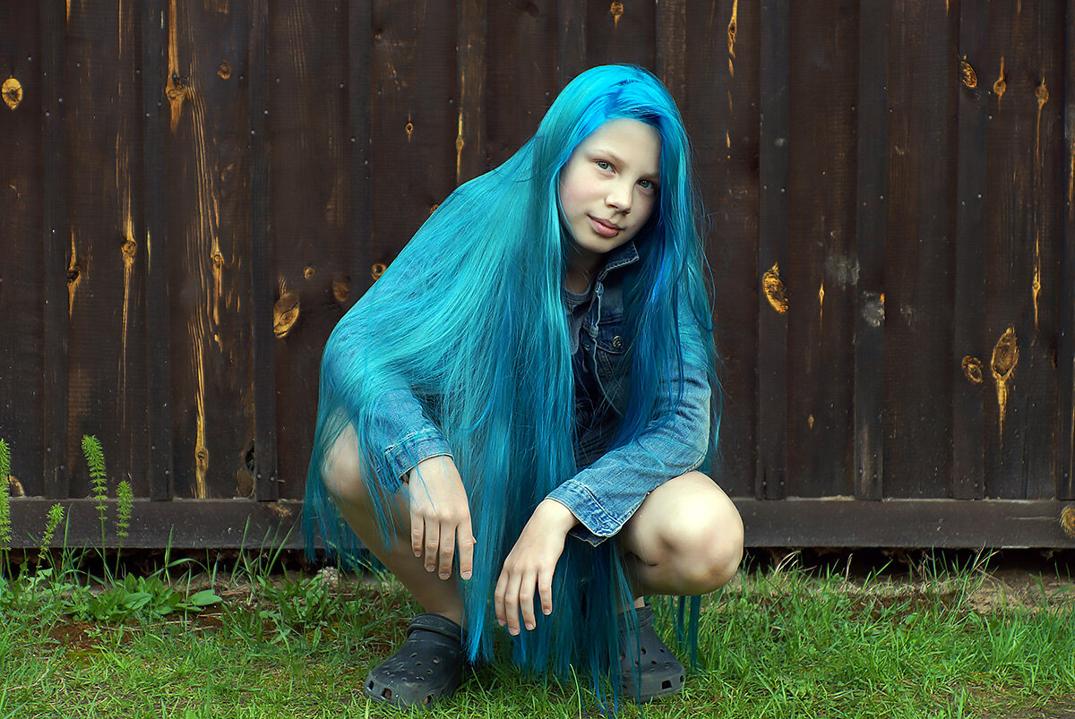 В школе, кстати, всем понравилось. Кроме одной учительницы, которая очень волновалась "зачем же ты так" и "что теперь будет с волосами". А проходившая мимо завуч сказала "хочу так же".