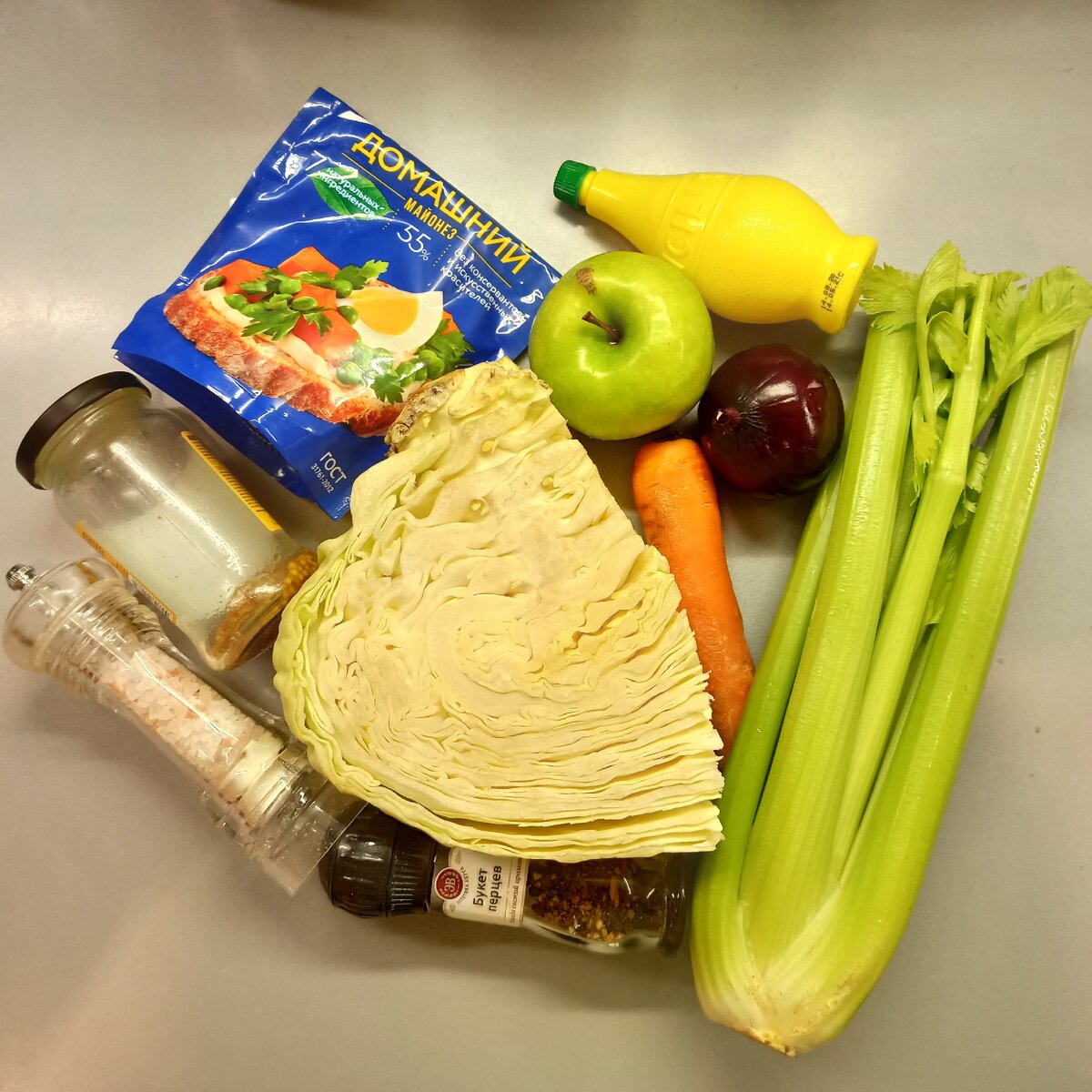 Капуста белокочанная, морковь, яблоко зеленое, лук красный, стебель сельдерея, майонез, лимонный сок, горчица в зернах, перец черный, соль