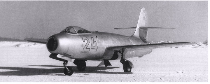 Первый прототип истребителя Як-19.