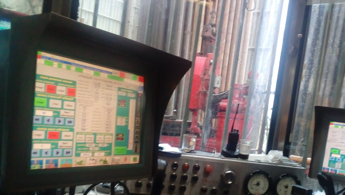 Кабина управления бурильщика. Фото автора.