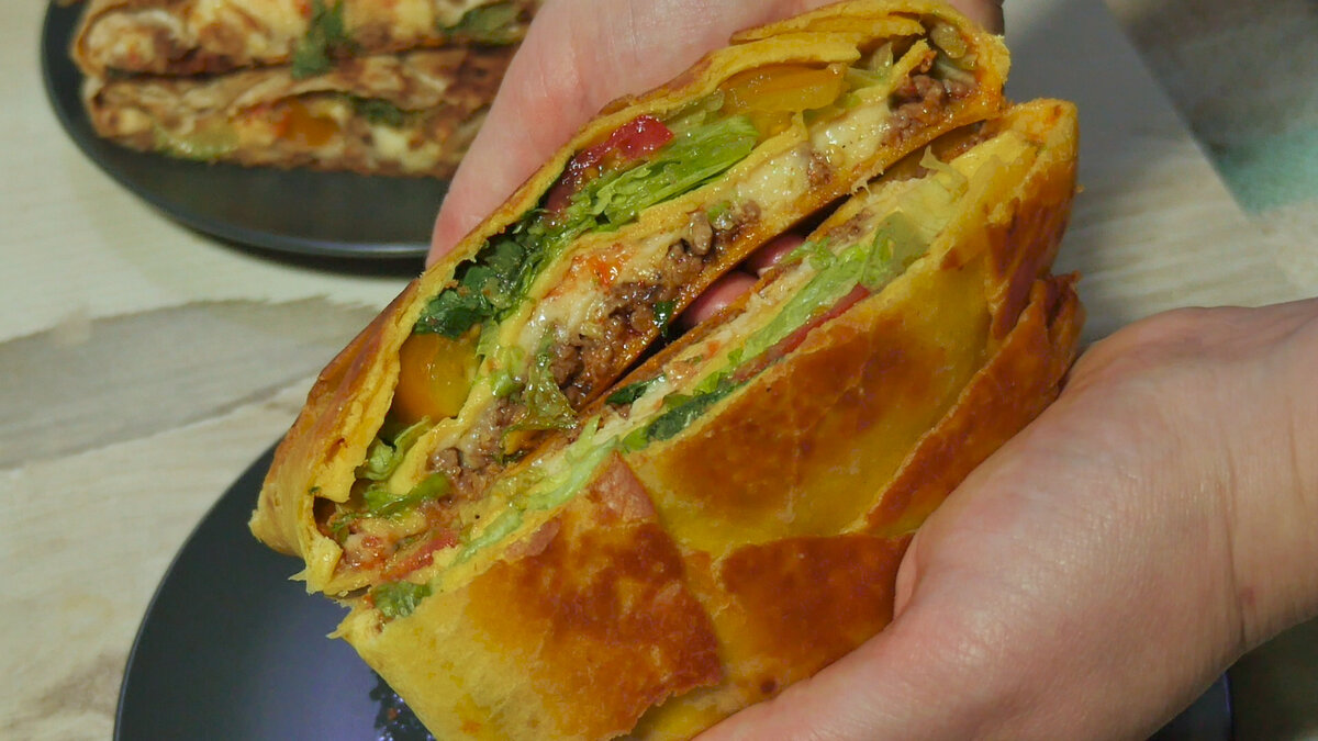 Crunchwrap – в вольном  переводе “хрустящая обертка”. Именно такой эффект мы и должны получить.