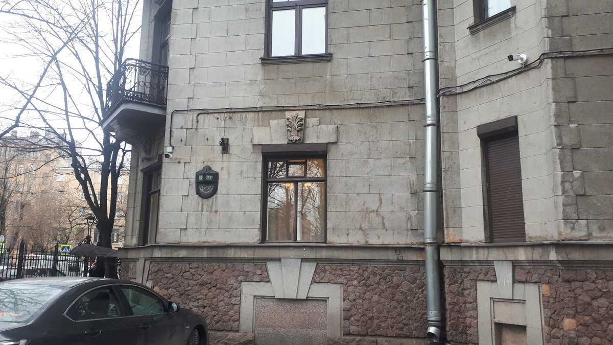 красивый дворик с памятником Шостаковичу.