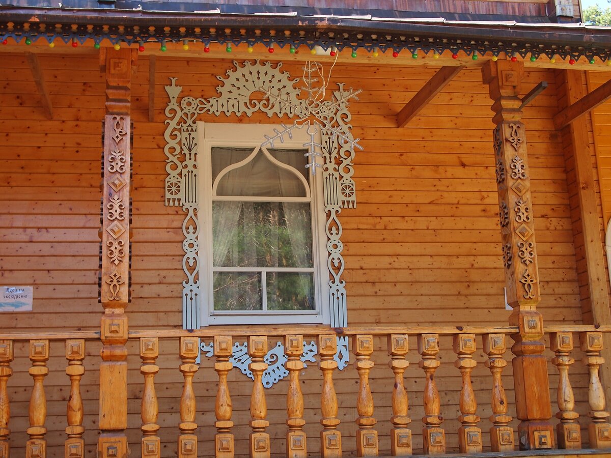 Какие здесь красивые узорные наличники! 