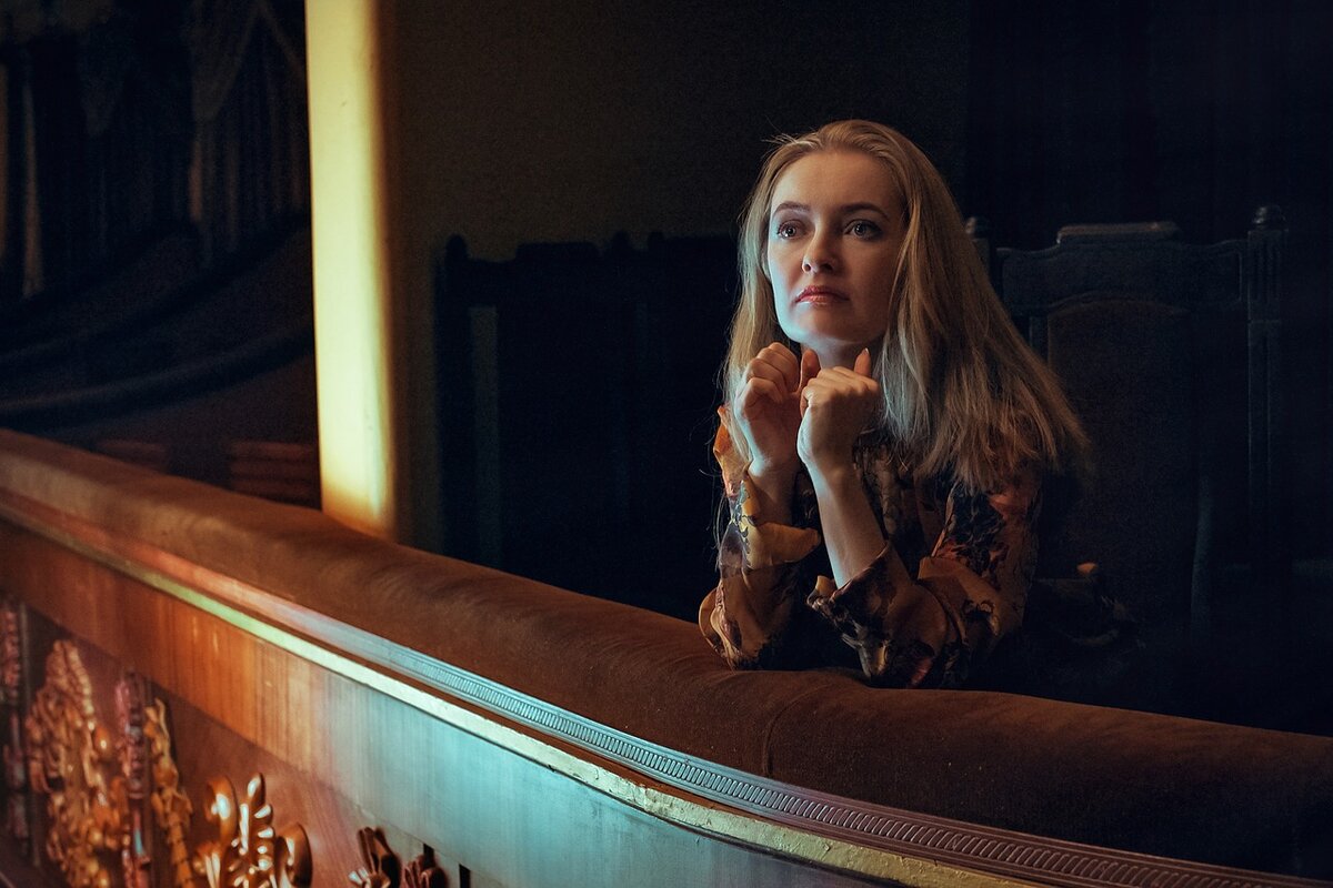 Девушка в ложе (фото с Pixabay)