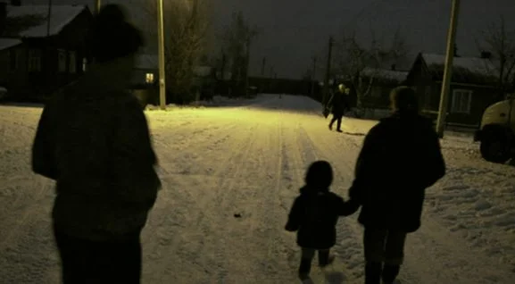 Мама с сыном идут из садика домой 