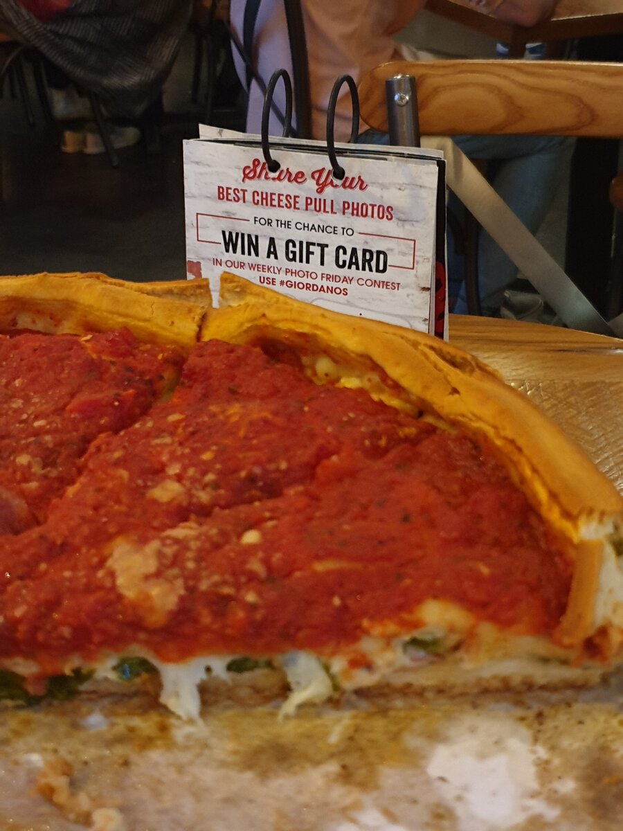 Фирменная Чикагская пицца в Giordano's обойдется примерно в 35 долларов. Но ею можно накормить  до пяти человек. Листайте галерею. Фото автора