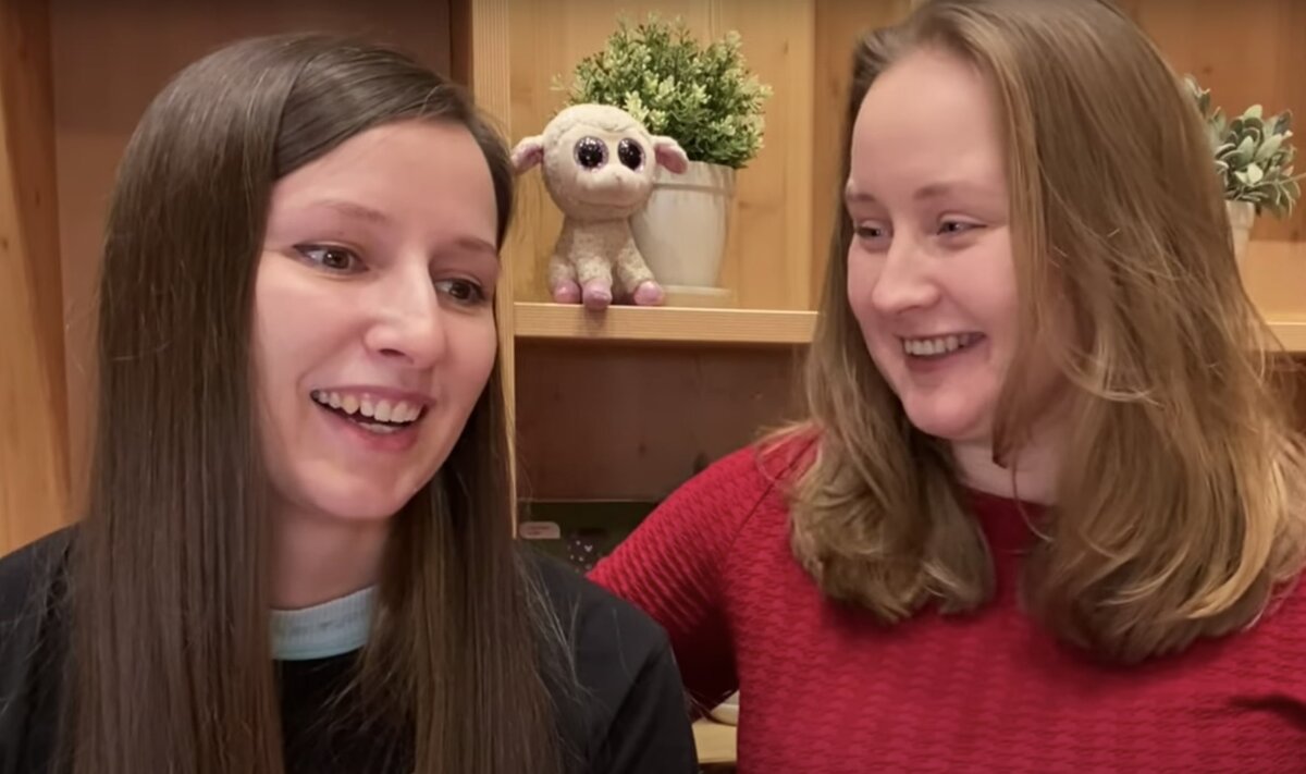 Обсуждаем с сестрой результаты строительства и смеемся над ее доверчивостью