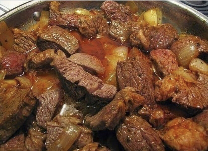 Если не сложно, оцените рецепт своим лайком пожалуйста 🥰🥰  
✍🏻 Ингредиенты:
- мясо (говядина или свинина) - 500г,
- лук репчатый - 2 шт,
- мука - 1 ст. ложка,
- томатная паста - 3 ст. ложки,
- соль, перец, лавровый лист, зелень.

✍🏻 Приготовление:
Мясо вымыть, обсушить и нарезать кубиками.
Лук мелко порезать. В глубокой сковороде разогреть масло и обжарить мясо на сильном огне ~5 минут. Добавить к мясу лук и жарить, периодически помешивая, ~5-7 минут на среднем огне.
Мясо посолить, поперчить, посыпать мукой, хорошо перемешать и жарить еще 2-3 минуты, периодически помешивая.обавить томатную пасту, хорошо перемешать. Влить в гуляш 2-3 стакана воды или мясного бульона, перемешать, добавить лавровый лист, накрыть крышкой и тушить на маленьком огне, при слабом кипении час-полтора. При подаче посыпать гуляш рубленой зеленью.

Как вам такой рецепт? Будете готовить?
Жду ваши комментарии 😊 👇
Для нас это очень важно.❣ Спасибо😘