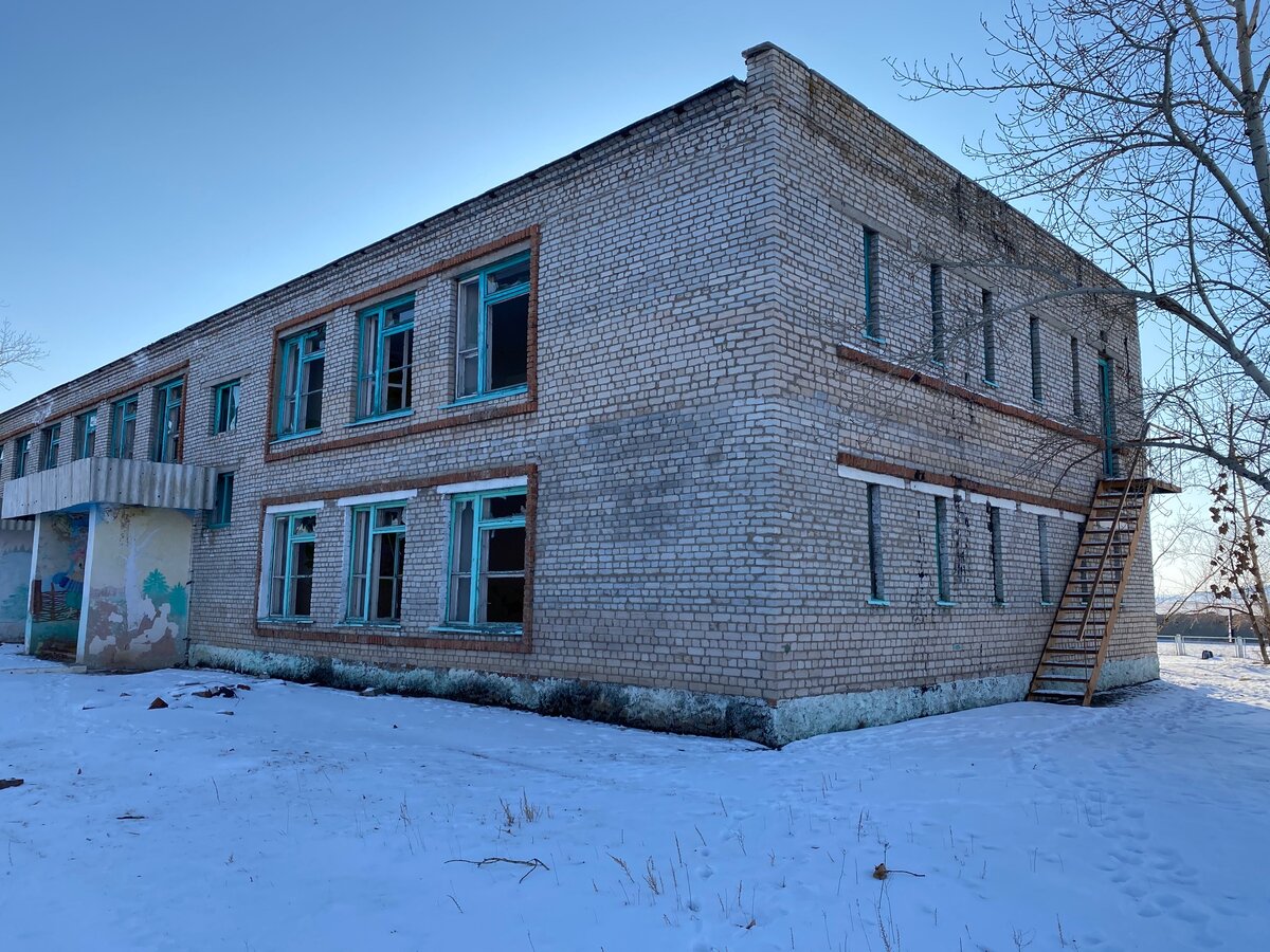 На территории садика не осталось ничего, что бы говорило о том, что здесь находился детский сад. 