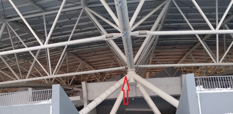 Первые фотодоказательства - лопнувшие металлические балки на стадионе "Самара-Арена" появились 17 февраля