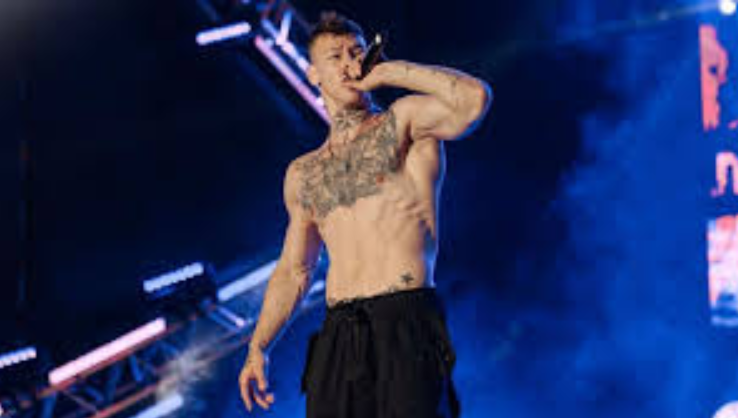 Атлетичный молодой человек с микрофоном - эх, хорошего гимнаста потеряла страна (фото из открытых источников).