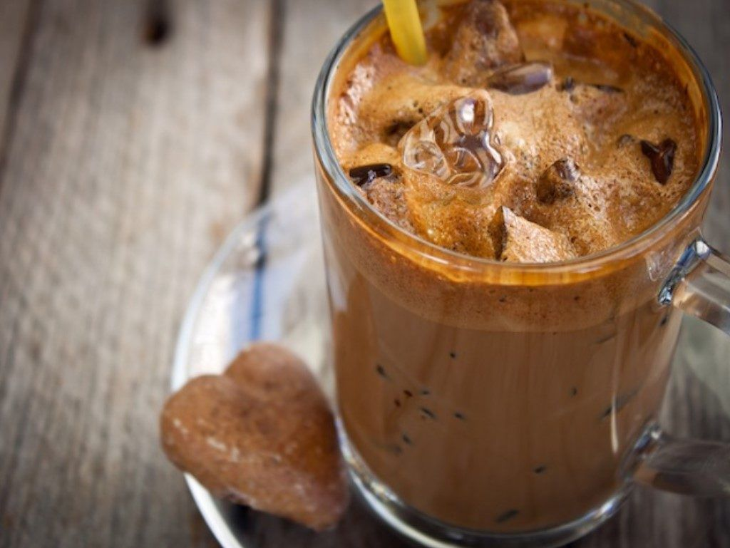 Ледяной мокко. Тайский айс кофе. Холодный мокко кофе. Кофе со льдом. Холодный вьетнамский кофе.
