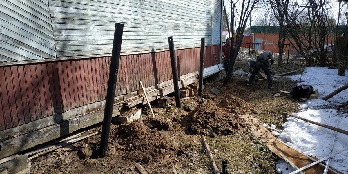 Выкопали ямы под сваи