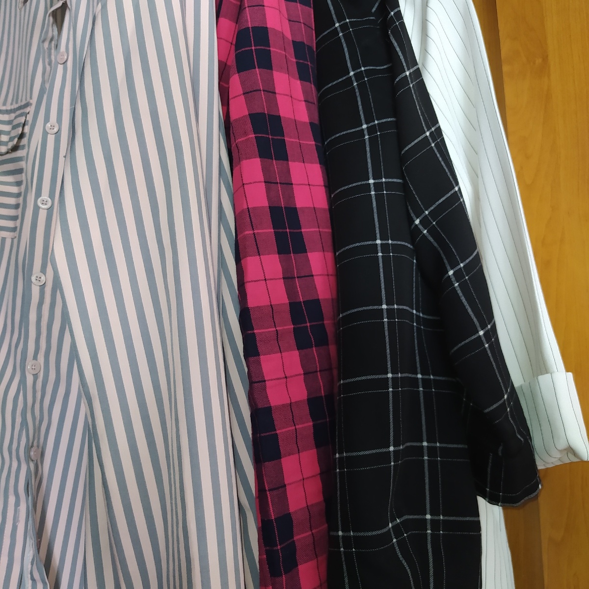 Как мне кажется, атласные вещи, по типу блузок, не подойдут.