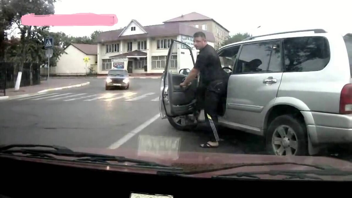 Которым кажется что их должны пропускать везде и всегда. Хотя по ПДД они обязаны пропустить, но они с таким рвением пытаются объяснить ,что ты не прав... 