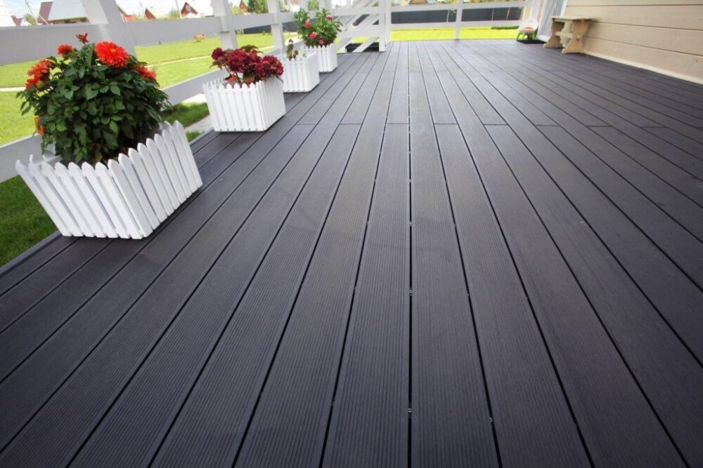 Террасная доска из композитов и из натуральной древесины имеет рифленую поверхность, которая не позволяет воде скапливаться.