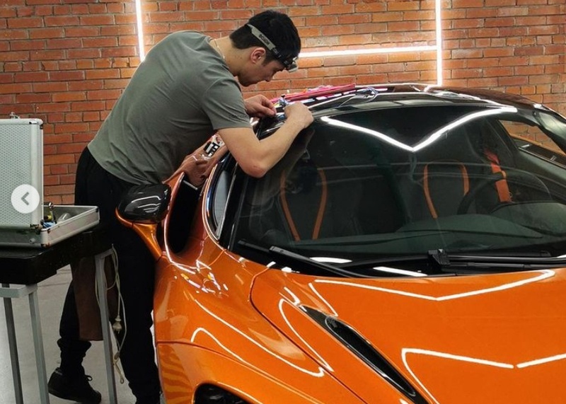 Умиджон Максудов, мастер по ремонту автостекол от сколов и трещин в Москве