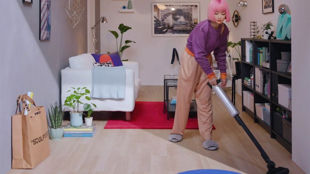 Фото виртуального инфлюенсера Imma в выставочном зале магазина Ikea в районе Харадзюку в Токио. (Канал WKtokyo на YouTube)
