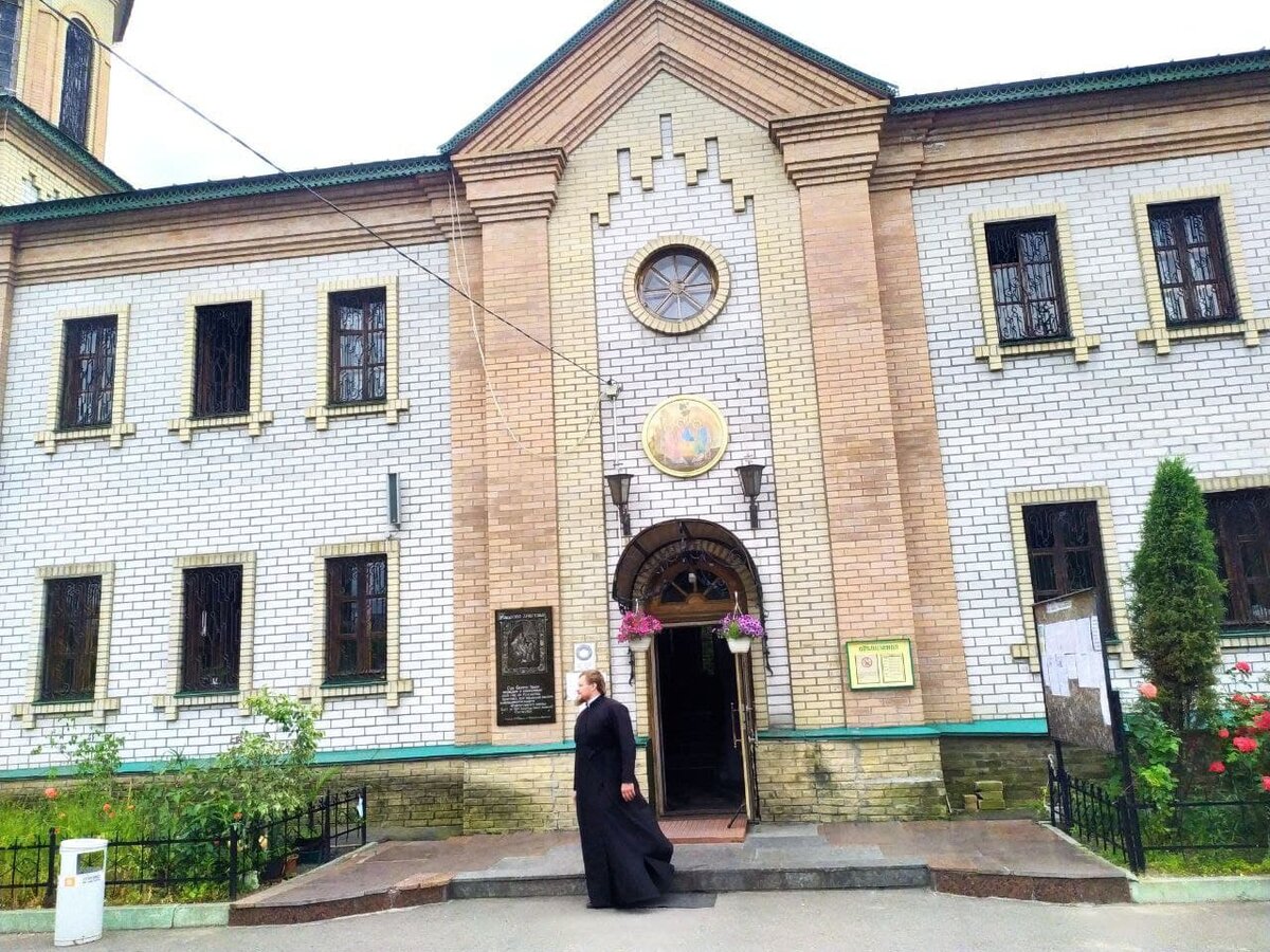 Это величественное строение однозначно «храм», а в нем – целый штат священнослужителей.