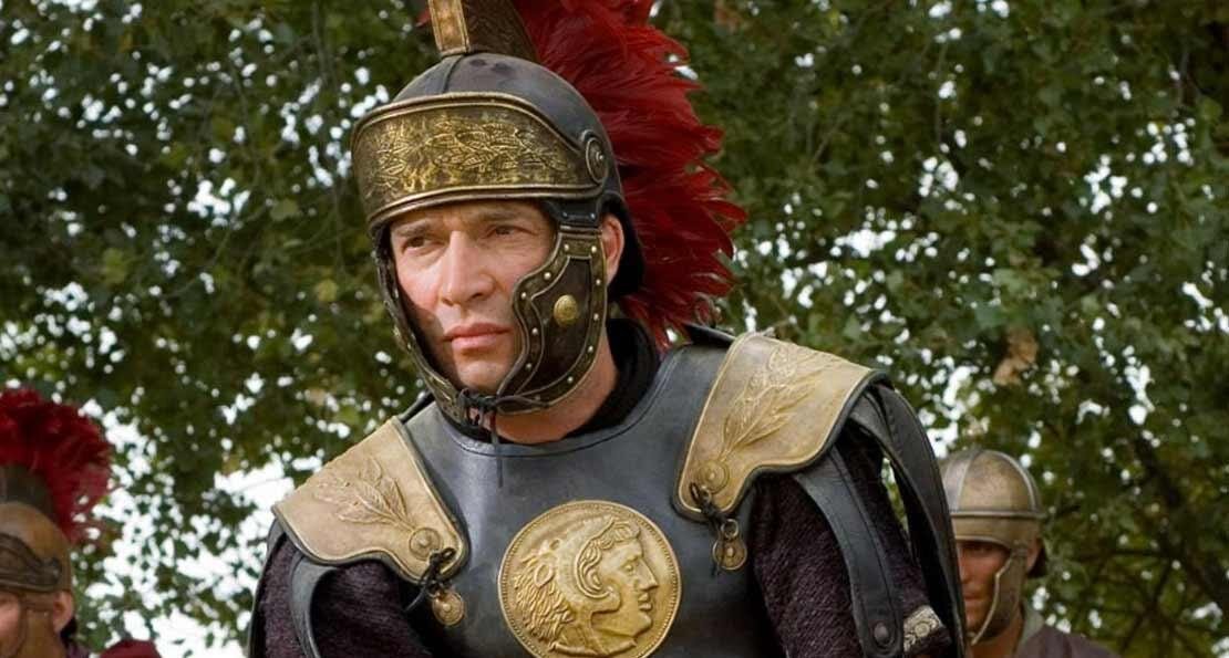 Марка Антония в сериале обрядили в кожаную жилетку с накладками вместо доспеха