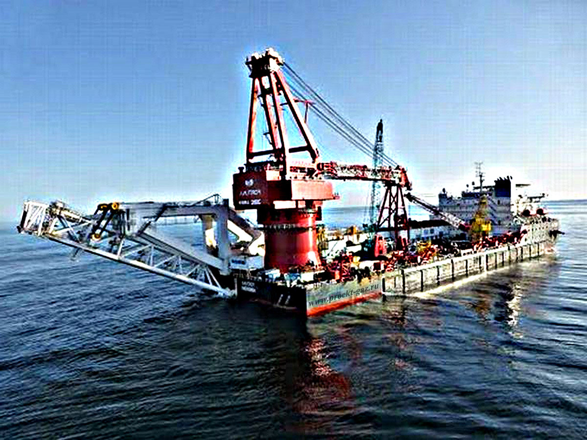 Российская баржа-трубоукладчик "Фортуна"