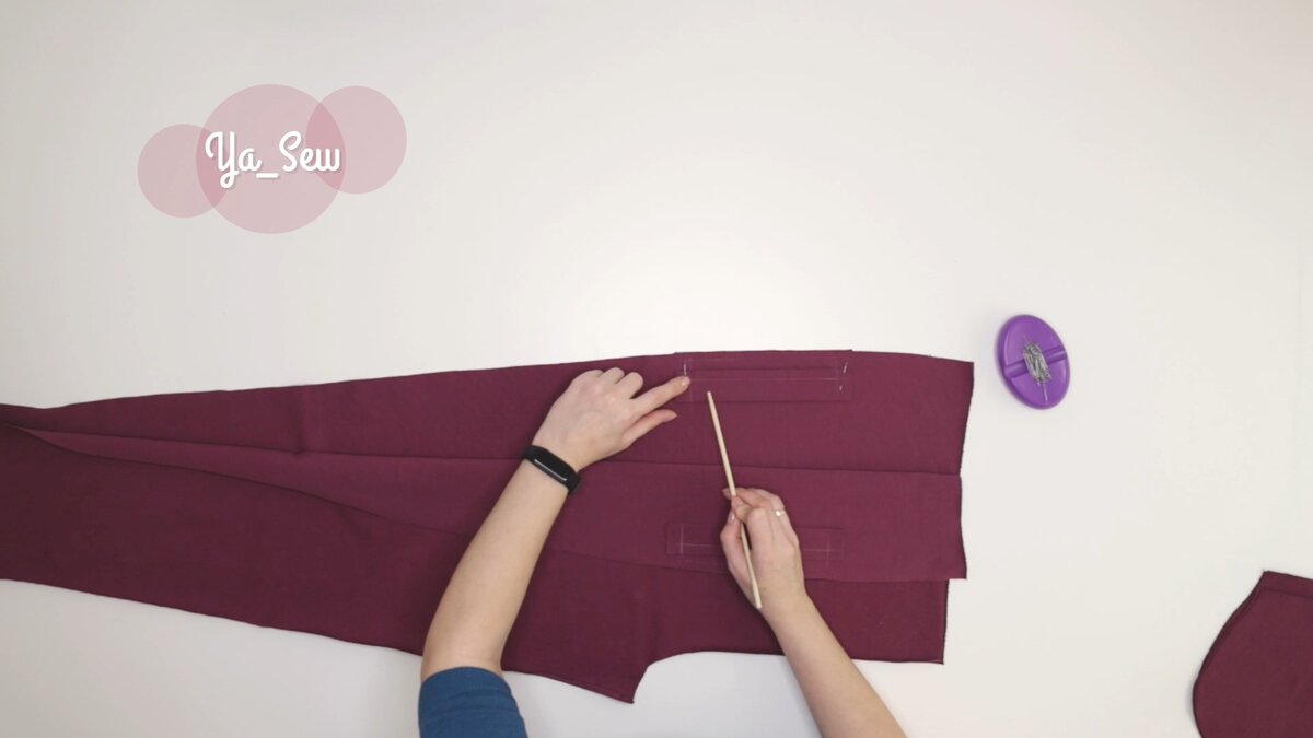 Деталь листочки сложить вдоль пополам и заутюжить. 