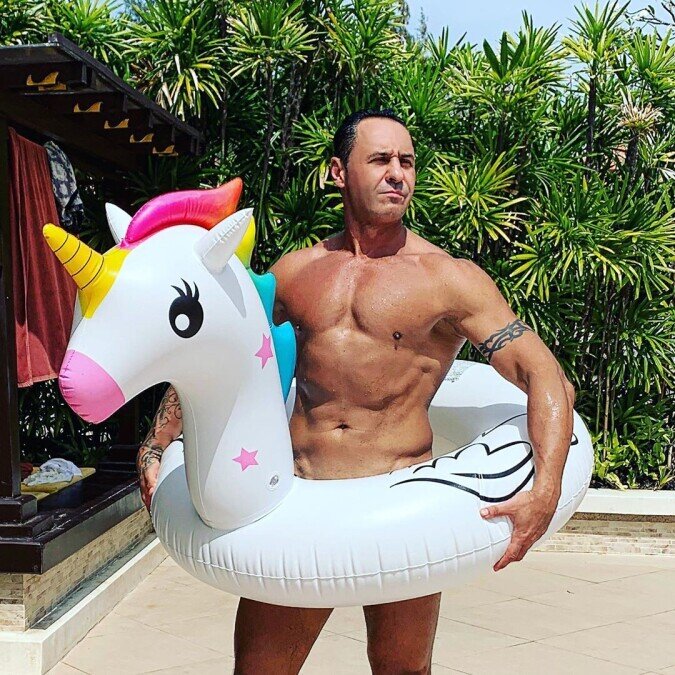 Певец намекает, мол "Я единорог - обожаю рог"