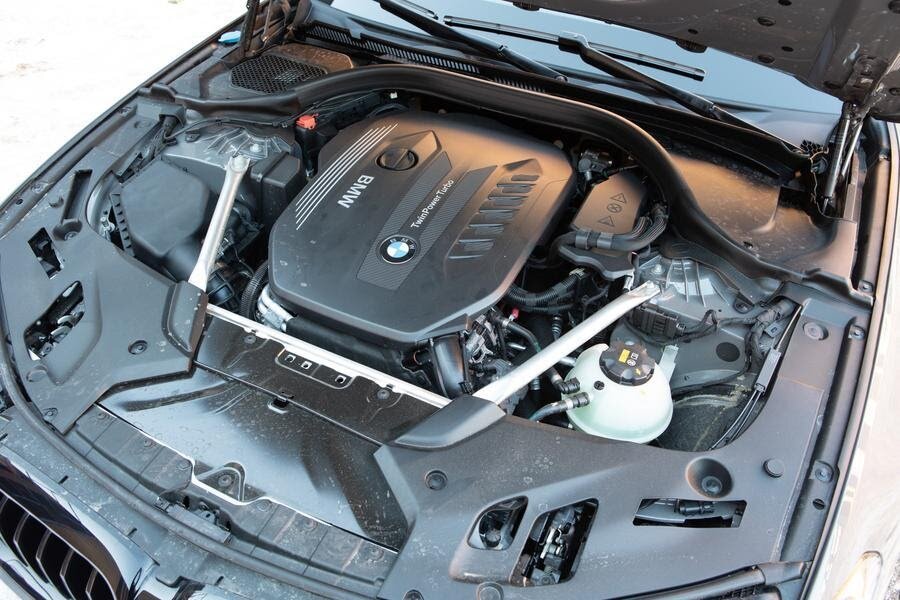 Для размещения рядной «шестерки» BMW требуется увеличенный по длине размер моторного отсека