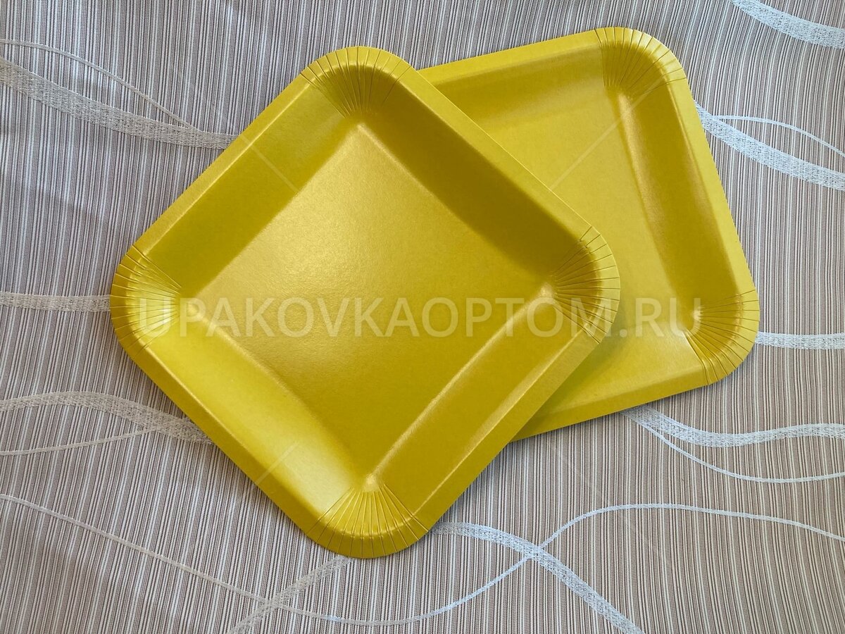 Квадратные бумажные тарелки желтые