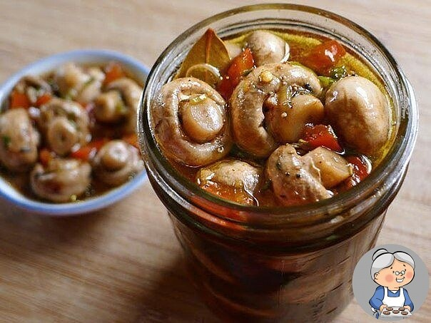 Ингредиенты: 500 гр. свежих шампиньонов. 3 зубчика чеснока. 1 репчатый лук среднего размера. 1/2 красного болгарского перца, и нарезать кубиками Для маринада: 1 л.воды Лавровый лист -1шт, черный перец горошком - 5 зерен, сушеный майоран. Столовый уксус 9% - 80 мл. Соль - 1,5 ч. л. и сахар - 1 ст. ложка. 1 столовая ложка оливкового масла Приготовление: Шампиньоны нужно почистить и протереть влажной салфеткой. Затем быстро , в течении 5 минут отварить в чуть подсоленной воде. Отваренные грибы откинуть на дуршлаг. Подготовить маринад. 1 л. воды доведите до кипения вместе с лавровым листом, черным перцем и майораном. Варите буквально 2-3 минуты. Снять с огня. Добавить уксус и оливковое масло. Добавить соль и перец по вкусу. Шампиньоны можно порезать пополам , если они крупные, но лучше всего- мелкие грибочки, целиком. Уложить их в керамическую глубокую посуду сверху высыпать кубики перчика, измельченный лук и чеснок. Залить горячим маринадом, закрыть крышкой и оставить остужаться. Как только они остынут - отправить в холодильник- через 12 часов грибы готовы.